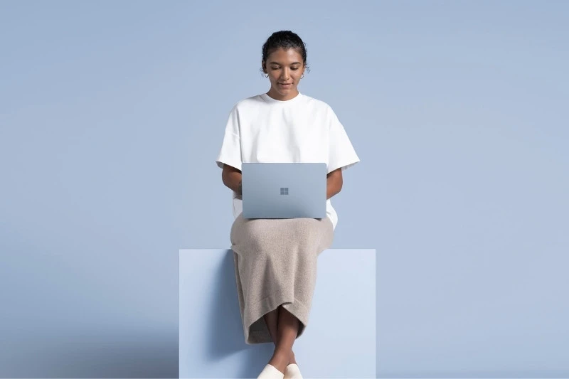 employee using 365 on microsoft surface
